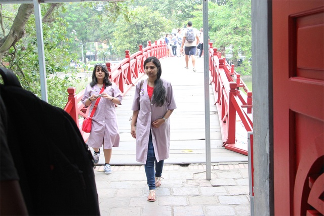 Người mặc váy ngắn, quần cộc phải khoác áo choàng khi vào đền Ngọc Sơn - 6 Người mặc váy ngắn, quần cộc phải khoác áo choàng khi vào đền Ngọc Sơn - 6