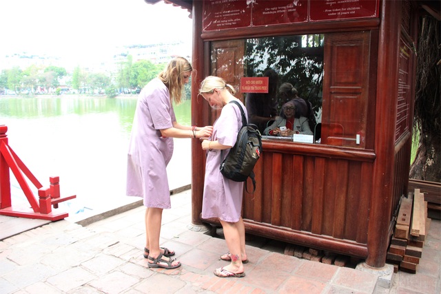Người mặc váy ngắn, quần cộc phải khoác áo choàng khi vào đền Ngọc Sơn - 3 Người mặc váy ngắn, quần cộc phải khoác áo choàng khi vào đền Ngọc Sơn - 3