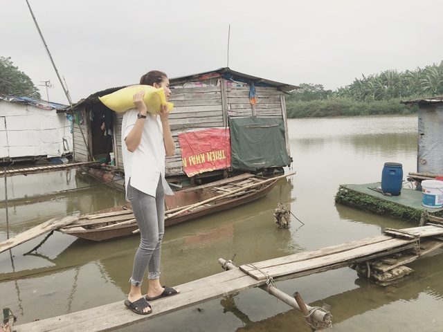 Hoa hậu Kỳ Duyên “tái xuất”; Đặng Thu Thảo vướng thị phi với con trai bầu Hiển - 6 Hoa hậu Phạm Hương tự mình mang bao gạo từ thiện trên cầu khi thực hiện chương trình cùng mọi người. Cô viết: “Nghiêng vai để gánh ưu phiền. Thanh niên 2017 đi tải gạo qua cầu...”