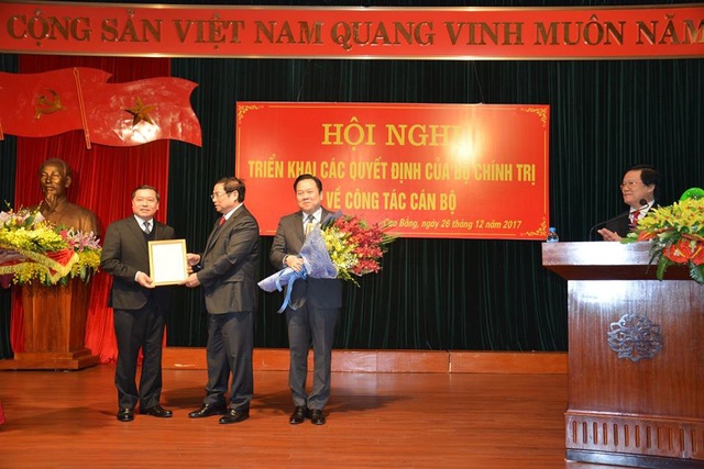Ông Lại Xuân Môn làm Bí thư Tỉnh uỷ Cao Bằng - 1 Trưởng Ban Tổ chức Trung ương Phạm Minh Chính trao quyết định phân công công tác của Bộ Chính trị cho ông Lại Xuân Môn (ảnh: Dân Việt)