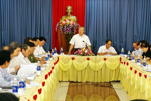 Nguyên Chủ tịch Gia Lai bị đề nghị kỷ luật vì việc bổ nhiệm người thân - 1
Nguyên Chủ tịch UBND tỉnh Gia Lai Phạm Thế Dũng (đứng) và người kế nhiệm (bên phải) điều hành một phiên họp tại địa phương.
