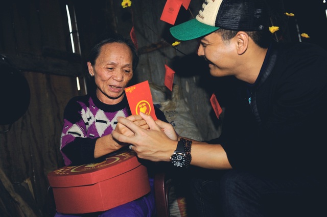 Bất ngờ từ món quà tết MC Phan Anh dành cho bà con vùng lũ - 3 MC Phan Anh đến thăm bà con có hoàn cảnh khó khăn tại Quảng Bình