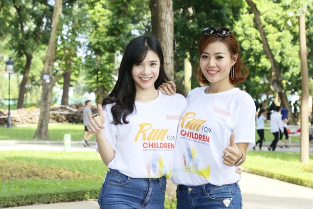 Con gái ông trùm “Người phán xử” chạy bộ cùng dàn chân dài - 4 Diễn viên Phan Hương với diễn viên Thanh Bi, Duy Nam.