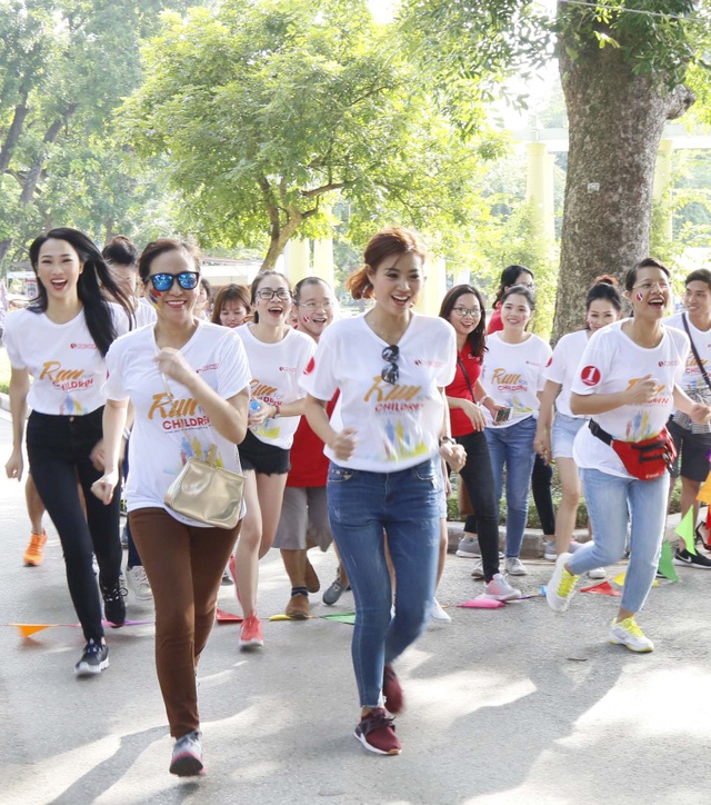 Con gái ông trùm “Người phán xử” chạy bộ cùng dàn chân dài - 5 Các diễn viên hào hứng chạy để gây quỹ giúp đỡ các bệnh nhi mắc bệnh tim.