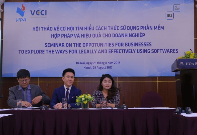 Ông Gary Gan (ngồi giữa), Giám đốc Chương trình Tuân thủ Khu vực Châu Á -Thái Bình Dương, BSA Liên minh Phần mềm trao đổi với các doanh nghiệp Việt Nam.