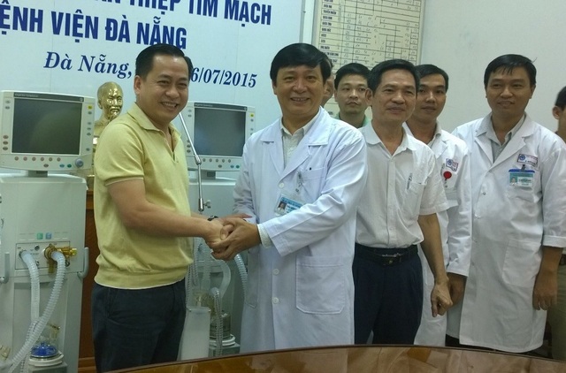 Công an khám xét nhà đại gia Vũ “nhôm” - 10
Ông Phan Văn Anh Vũ (áo vàng) - Chủ tịch HĐQT Công ty IVC, trong một lần trao tặng thiết bị tại bệnh viện Đà Nẵng (ảnh: báo Đà Nẵng)