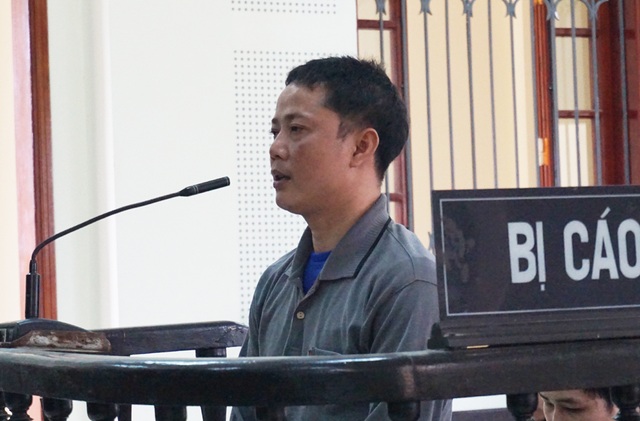 Mời ăn còn bị đâm, ông chủ quán bún đuổi đánh người đến chết - 2 Phan Văn Lâm cho rằng, do bức xúc khi lòng tốt của mình không được đền đáp mà còn bị nam thanh niên kia vô cớ dùng hung khí đâm nên đã đuổi đánh, khiến người này tử vong.