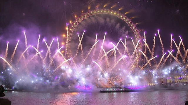 Mãn nhãn màn trình diễn pháo hoa mừng năm mới ở Anh - 12 London đã sử nhiều loại pháo hoa với những tạo hình khác nhau cho màn trình diễn đặc sắc trong đêm giao thừa (Ảnh: Getty)
