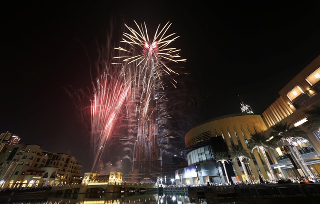 Pháo hoa thắp sáng tòa tháp cao nhất thế giới ở Dubai - 6 (Ảnh: Reuters)