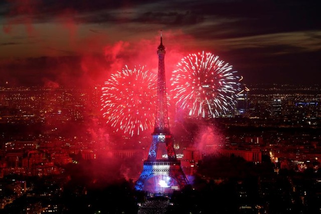 
Pháo hoa và ánh sáng 3 màu đỏ-xanh-trắng tượng trương cho quốc kỳ Pháp đã thắp sáng tháp Eiffel - biểu tượng của thủ đô Paris - vào tối 14/7, nhân kỷ niệm 228 năm ngày Quốc khánh Pháp. (Ảnh: Reuters)

