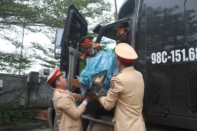 Bị phát hiện chở pháo, lái xe bỏ chạy gần 100km để thoát thân - 1 Lực lượng chức năng tiến hành kiểm tra chiếc xe vi phạm và phát hiện có hơn 1 tạ pháo nô