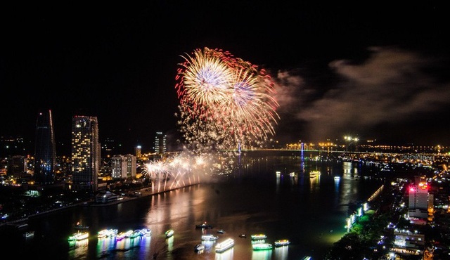 Đà Nẵng bắn pháo hoa chào đón năm mới 2018 - 1 Đà Nẵng sẽ bắn pháo hoa từ sà lan trên sông Hàn từ 21h - 21h14 tối 31/12 tới