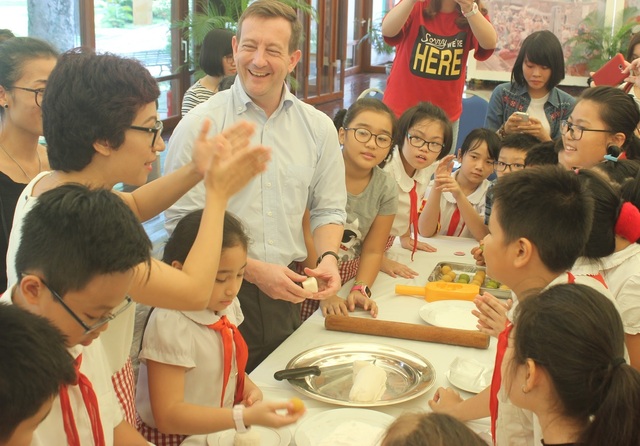 Đại sứ Pháp làm bánh trung thu cùng trẻ em Việt Nam - 9
Đại sứ Bertrand Lortholary gửi lời chúc tới các em nhỏ nhân ngày Tết trung thu và hy vọng các em có khoảng thời gian ý nghĩa tại Đại sứ quán Pháp.