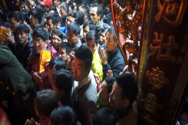 Đền Trần hỗn độn sau giờ khai ấn - 7
Nội cung đền Thiên Trường trở nên quá nhỏ bé