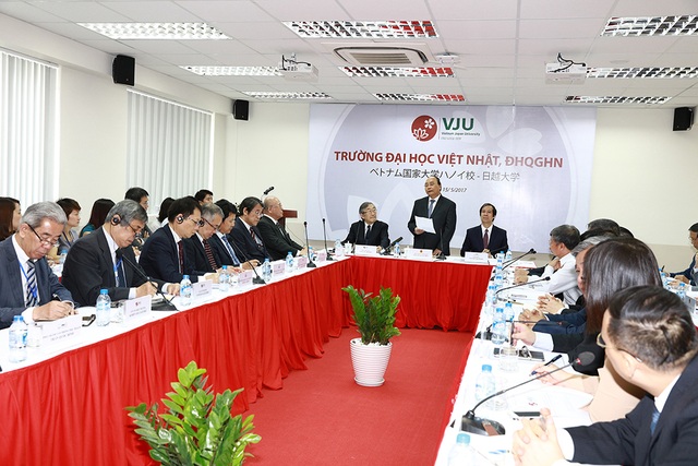 Thủ tướng: Cần có cơ chế riêng, tự chủ cho Trường ĐH Việt Nhật - 2
Thủ tướng Nguyễn Xuân Phúc làm việc tại trường ĐH Việt Nhật (Ảnh: Bùi Tuấn)