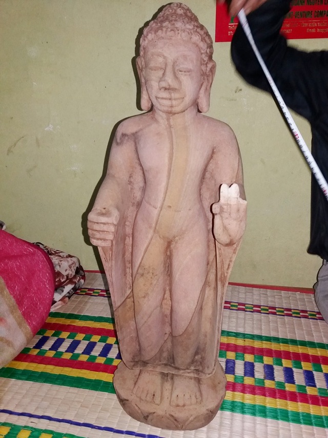 Phát hiện bức tượng Phật bằng đá đỏ nghi cổ vật - 1
Phần trước của bức tượng Phật bằng đá nguyên khối