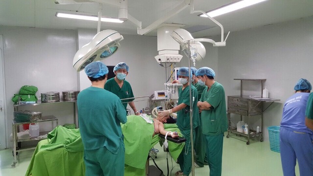 Cặp ngực khủng hy hữu nặng tới 15kg - 2
Ca phẫu thuật kéo dài 2 tiếng (Ảnh: BS cung cấp)