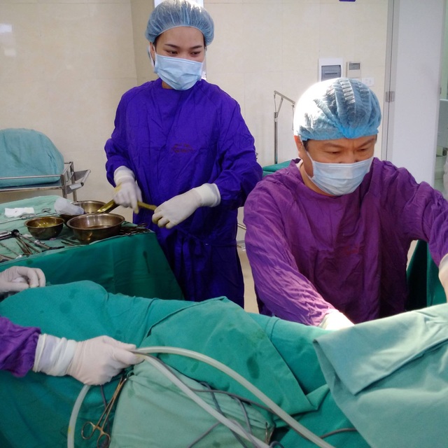 Cắt bỏ “của quý” dài 4cm ở cô gái trẻ - 1 Các bác sĩ can thiệp phẫu thuật cắt bỏ của quý dài 4cm trên cô gái 24 tuổi. Ảnh: BS cung cấp.