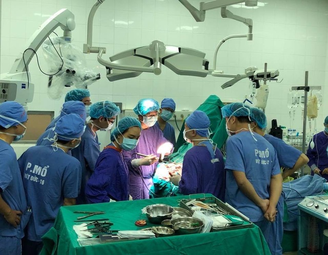 Đau đầu, sụp mi có thể là dấu hiệu phình mạch máu não nguy hiểm - 1 TS Yoko thị phạm ca phẫu thuật kẹp phình động mạch tại BV Việt Đức. Ảnh: H.Hải