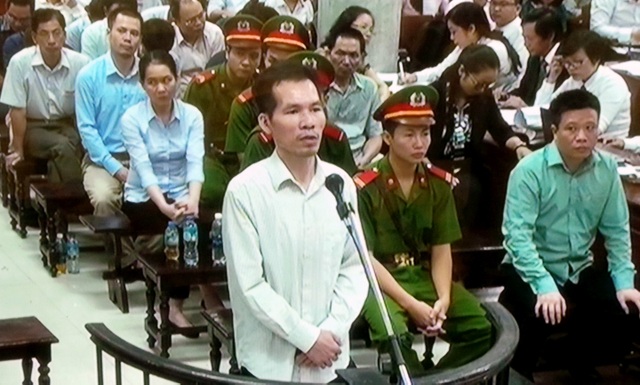 Hà Văn Thắm “rất buồn” khi bị cáo buộc giúp Nguyễn Xuân Sơn chiếm đoạt tiền - 2 Phạm Hoàng Giang - cựu Tổng Giám đốc Cty BSC - trả lời thẩm vấn sáng 30/8.