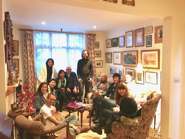 MC Phí Linh - từ đêm Noel không Facebook ở Anh đến Giao thừa đất Việt - 4 Phí Linh có cơ hội trải nghiệm đêm Giáng sinh với nhiều kỉ niệm ở Anh.