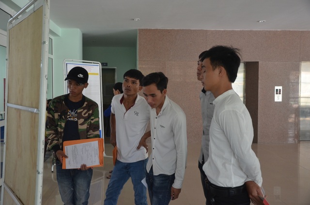 Đà Nẵng: Hàng trăm người lao động tham gia phiên giao dịch việc làm - 1 Người lao động xem thông tin tuyển dụng tại phiên chợ việc làm