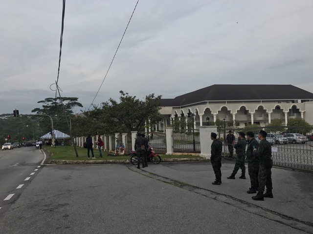 Đoàn Thị Hương sẽ ra tòa lần 3 vào ngày 30/5 trong nghi án Kim Jong-nam - 10
Các cảnh sát được triển khai bên ngoài tòa án từ sáng sớm (Ảnh: Twitter)