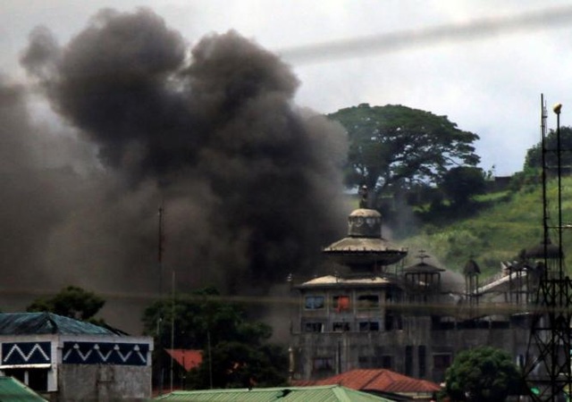 Phiến quân thân IS bị bao vây ở thành phố của Philippines - 1
Chiến sự ở Marawi một tháng qua đã khiến ít nhất 369 người thiệt mạng. (Ảnh: Reuters)