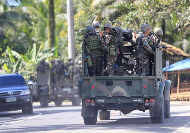 Tổng thống Philippines cảnh báo thiết quân luật một năm tại đảo phía nam - 1 Binh lính Philippines được điều động tới thành phố Marawi chống bạo loạn (Ảnh: Reuters)