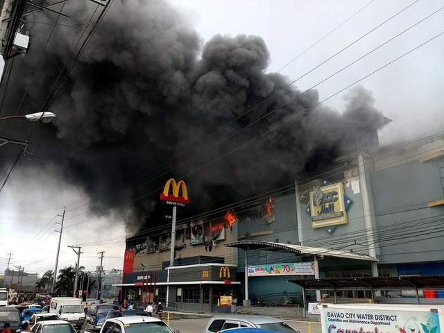 Tổng thống Philippines bật khóc khi nghe tin 37 người chết vì hỏa hoạn - 5 Hiện nguyên nhân dẫn tới vụ hỏa hoạn ở NCCC vẫn chưa được công bố. Tuy nhiên, giới chức Philippines cho biết lửa bắt đầu xuất hiện từ một xưởng nội thất ở tầng 3 của trung tâm thương mại. Nhiều người làm việc bên trong tòa nhà này đã bị mắc kẹt khi vụ hỏa hoạn xảy ra. (Ảnh: Reuters)