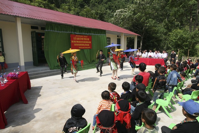 Náo nức ngày khánh thành công trình phòng học Dân trí thứ 11 tại Hà Giang - 9
Các tiết mục văn nghệ chào mừng sinh động, hấp dẫn do các em học sinh trường tiểu học và trường mầm non Bát Đại Sơn biểu diễn nhân dịp khánh thành điểm trường Na Quang