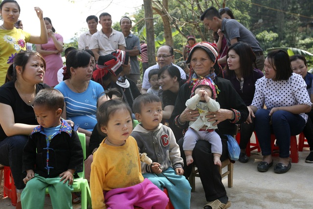 Náo nức ngày khánh thành công trình phòng học Dân trí thứ 11 tại Hà Giang - 11
Đông đảo phụ huynh và học sinh đến tham dự lễ khánh thành điểm trường