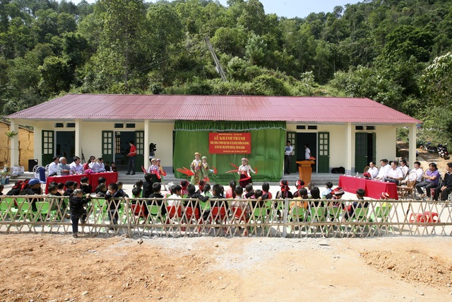 Náo nức ngày khánh thành công trình phòng học Dân trí thứ 11 tại Hà Giang - 12
Thay cho 3 phòng học được đắp bằng đất tạm bợ, xập xệ là 3 phòng học mới khang trang, sạch đẹp