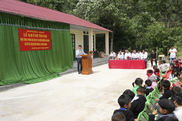 Náo nức ngày khánh thành công trình phòng học Dân trí thứ 11 tại Hà Giang - 3
Phát biểu tại lễ khánh thành 3 phòng học Dân trí tại điểm trường Na Quang, nhà báo Phạm Tuấn Anh, Phó Tổng Biên tập báo Dân trí gửi lời chúc mừng và hi vọng từ nay thầy cô giáo cũng như các em học sinh sẽ an tâm cho việc thi đua dạy tốt, học tốt trong ngôi trường mới.