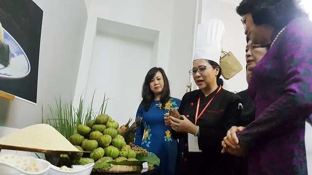 Phó Chủ tịch nước dự đêm văn hóa “Tịnh Yến: Quyền năng phụ nữ và bản sắc văn hóa” - 2 Nghệ nhân ẩm thực Hồ Thị Hoàng Anh giới thiệu các sản vật quý để làm nên dạ tiệc chay cung đình