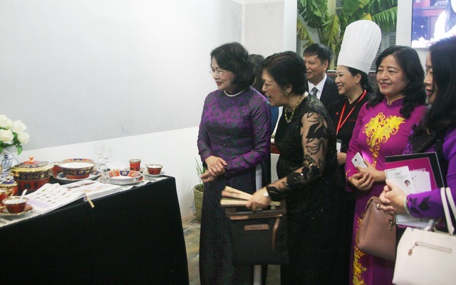 Phó Chủ tịch nước dự đêm văn hóa “Tịnh Yến: Quyền năng phụ nữ và bản sắc văn hóa” - 1 Phó Chủ tịch nước Đặng Thị Ngọc Thịnh (ngoài cùng bên trái) tham quan gian trưng bày về ẩm thực Việt Nam tại Bảo tàng Văn hóa Huế