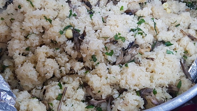 Phó Chủ tịch nước dự đêm văn hóa “Tịnh Yến: Quyền năng phụ nữ và bản sắc văn hóa” - 11 Được chế biến theo kỹ thuật người Việt cổ thành món Xôi nấm mối nướng trên ống nứa