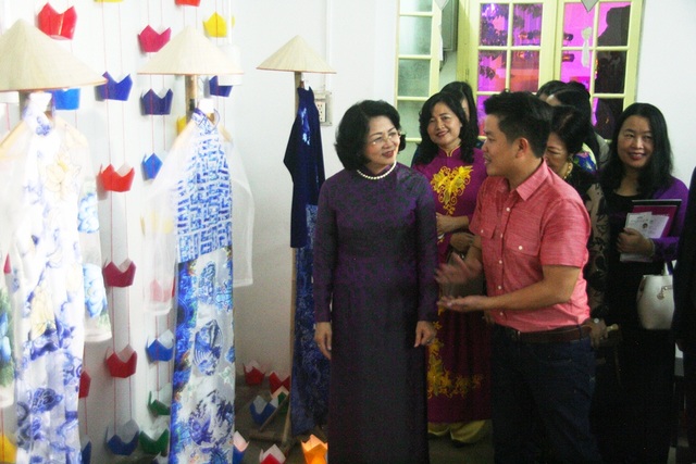Phó Chủ tịch nước dự đêm văn hóa “Tịnh Yến: Quyền năng phụ nữ và bản sắc văn hóa” - 3 Nhà thiết kế trẻ Viết Bảo giới thiệu với Phó Chủ tịch nước áo dài hiện đại