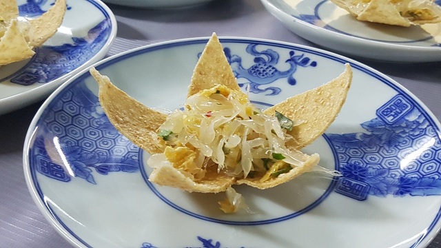 Phó Chủ tịch nước dự đêm văn hóa “Tịnh Yến: Quyền năng phụ nữ và bản sắc văn hóa” - 8 Món gỏi thanh trà gồm bưởi thanh trà Huế dùng kèm bánh tráng Sịa