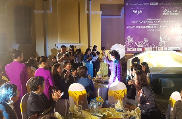 Phó Chủ tịch nước dự đêm văn hóa “Tịnh Yến: Quyền năng phụ nữ và bản sắc văn hóa” - 6 Phó Chủ tịch nước Đặng Thị Ngọc Thịnh tươi cười vẫy tay chào các quan khách 21 nền kinh tế thế giới đang có mặt tại Huế