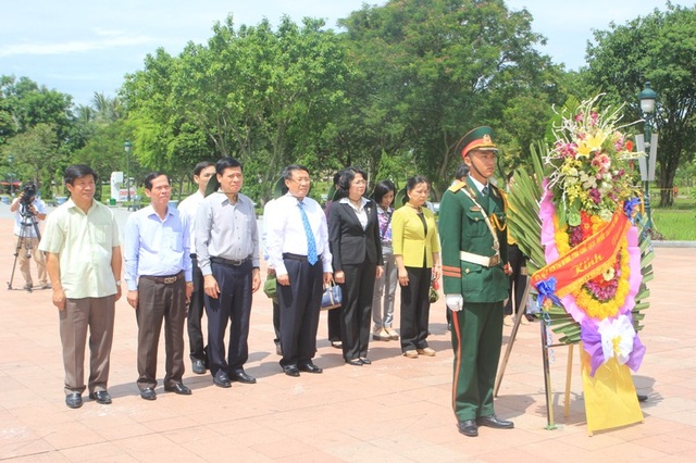 Phó Chủ tịch nước tặng quà cho các gia đình chính sách vùng “đất lửa” Quảng Trị - 3 Phó Chủ tịch nước tri ân các anh hùng, liệt sĩ