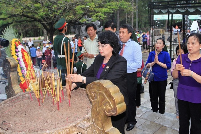 Phó Chủ tịch nước tặng quà cho các gia đình chính sách vùng “đất lửa” Quảng Trị - 4 Dâng hương tri ân các liệt sĩ