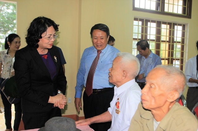 Phó Chủ tịch nước tặng quà cho các gia đình chính sách vùng “đất lửa” Quảng Trị - 2 Thăm hỏi ân cần các thương binh