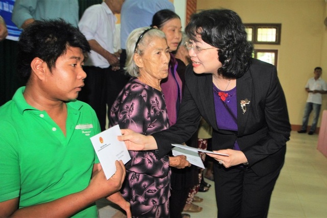 Phó Chủ tịch nước tặng quà cho các gia đình chính sách vùng “đất lửa” Quảng Trị - 1 Phó Chủ tịch nước tặng quà cho các đối tượng có công, gia đình chính sách