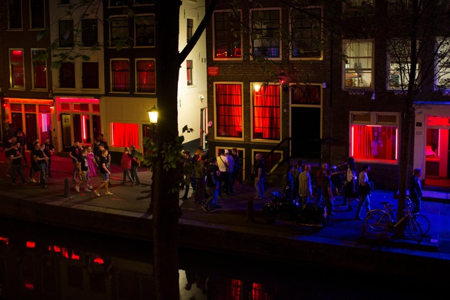 Nhà thổ kiểu mới cho gái mại dâm ở Hà Lan - 1
Quang cảnh phố đèn đỏ tại Amsterdam, Hà Lan (Ảnh: NYT)