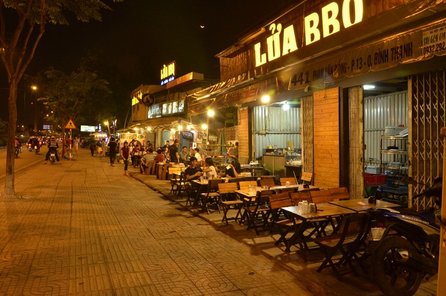 Vỉa hè “phố nhậu” thông thoáng lạ thường khi có đoàn kiểm tra - 7
Vỉa hè trước hàng loạt quán nhậu trên đường Phạm Văn Đồng thông thoáng, sạch đẹp một cách lạ thường khi có đoàn kiểm tra