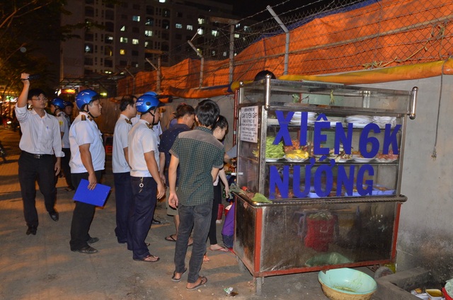 Vỉa hè “phố nhậu” thông thoáng lạ thường khi có đoàn kiểm tra - 1 Lực lượng chức năng quận Bình Thạnh ra quân kiểm tra, xử lý tình trạng lấn chiếm vỉa hè, lòng đường