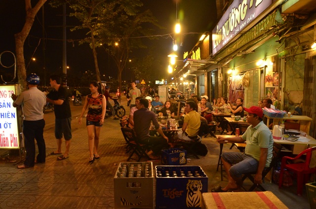 Vỉa hè “phố nhậu” thông thoáng lạ thường khi có đoàn kiểm tra - 2 “phố nhậu” Phạm Văn Đồng