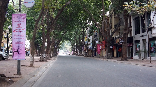 Đường phố Hà Nội thênh thang ngày mùng 1 Tết - 5 Đường Phan Đình Phùng thường ngày vốn sầm uất, đông đúc trong ngày đầu năm mới cũng trở nên vắng vẻ, yên bình.