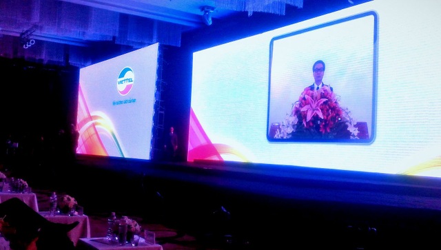 Viettel chính thức khai trương mạng 4G đầu tiên tại Việt Nam - 1
Phó thủ tướng Vũ Đức Đam phát biểu qua cầu truyền hình được truyền trên nền 4G của Viettel
